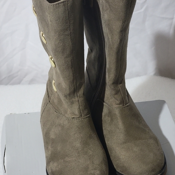 Children place studded boots - Picture 3 of 3